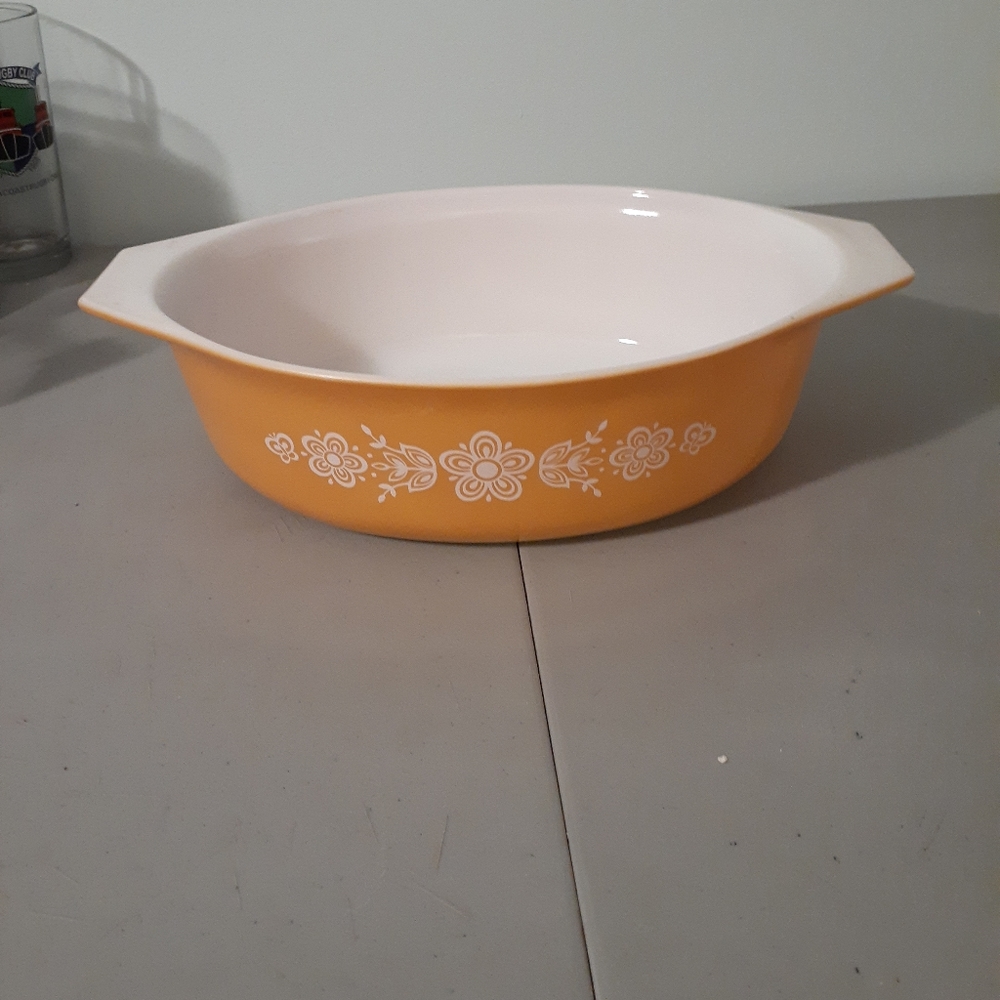 Another vintage Pyrex dish, series #045, 2.5 qt Casserole Dish.